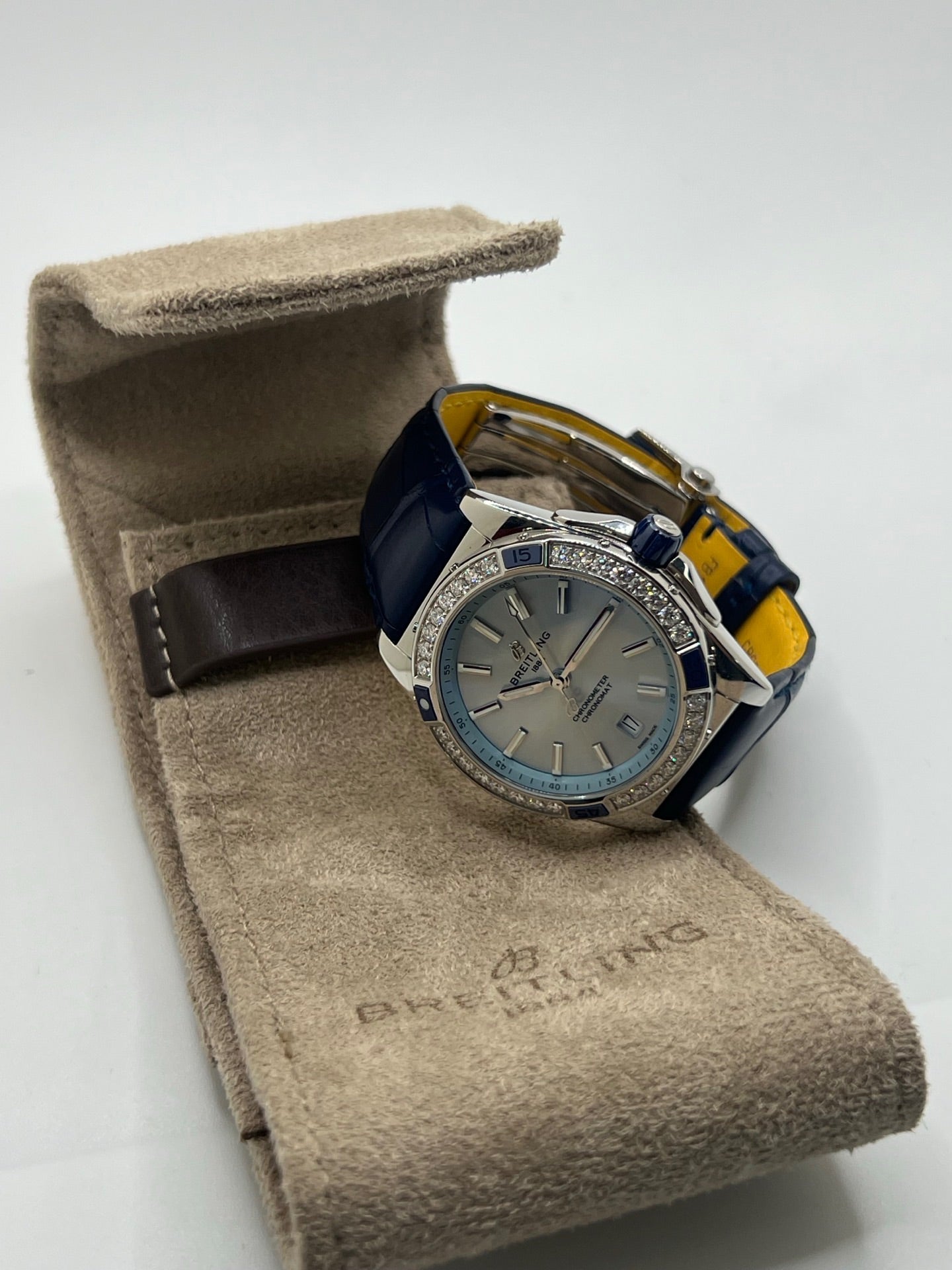 Montre Breitling Chronomat A17356531C1P1 en acier avec cadran bleu et bracelet en cuir de crocodile bleu. Modèle automatique avec réserve de marche de 38h, étanche 10 ATM et verre saphir. Édition diamantée élégante, idéale pour collectionneurs. Style luxueux et finition raffinée, état d’occasion très bon. Sans coffret ni papiers d’origine. 