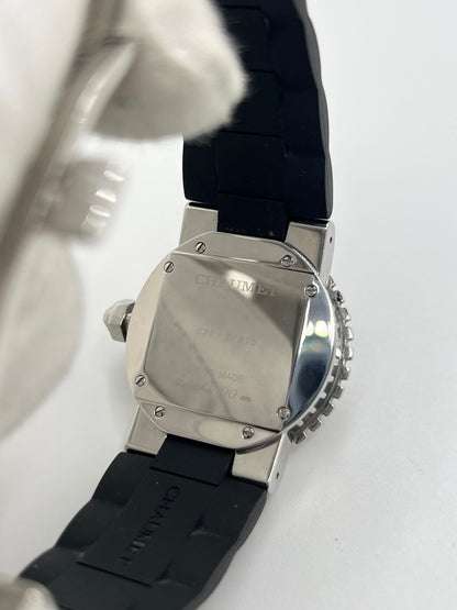Montre Chaumet Class One référence 622 pour femme en acier inoxydable avec boîtier de 33 mm. Son cadran noir à chiffres romains est protégé par un verre saphir résistant aux rayures. Équipée d’un mouvement à quartz précis, elle est associée à un bracelet en caoutchouc noir avec boucle déployante en acier. Cette montre élégante dispose également d’un affichage de la date et d’une étanchéité jusqu’à 10 ATM. Idéale pour un usage quotidien comme pour les occasions spéciales.

