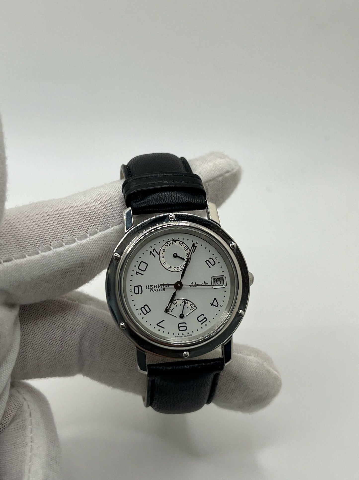 Découvrez la montre Hermès Clipper CL5.710, un garde-temps emblématique alliant élégance et robustesse. Ce modèle Hermès CL5.710 séduit par son design intemporel. La Clipper CL5.710 Hermès, référence prisée des amateurs, incarne le savoir-faire horloger de la maison Hermès dans une version sportive et raffinée.