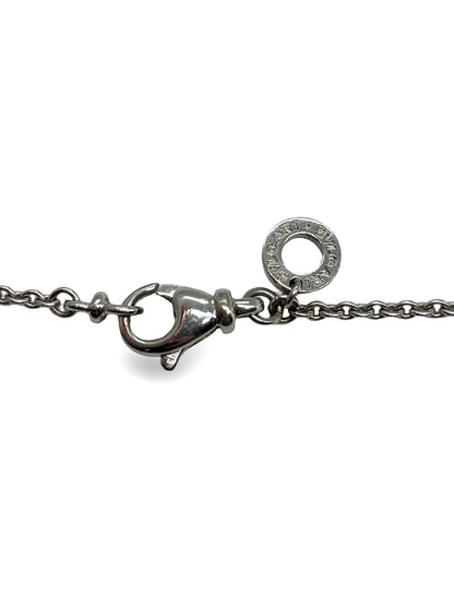 Collier élégant au design moderne et audacieux, mettant en valeur un pendentif aux lignes épurées et architecturales. Symbole d’équilibre et de sophistication, ce bijou reflète une allure contemporaine et raffinée, idéal pour illuminer le décolleté avec une touche d’élégance intemporelle et de caractère.