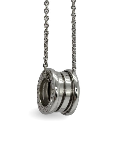 Collier élégant au design moderne et audacieux, mettant en valeur un pendentif aux lignes épurées et architecturales. Symbole d’équilibre et de sophistication, ce bijou reflète une allure contemporaine et raffinée, idéal pour illuminer le décolleté avec une touche d’élégance intemporelle et de caractère.