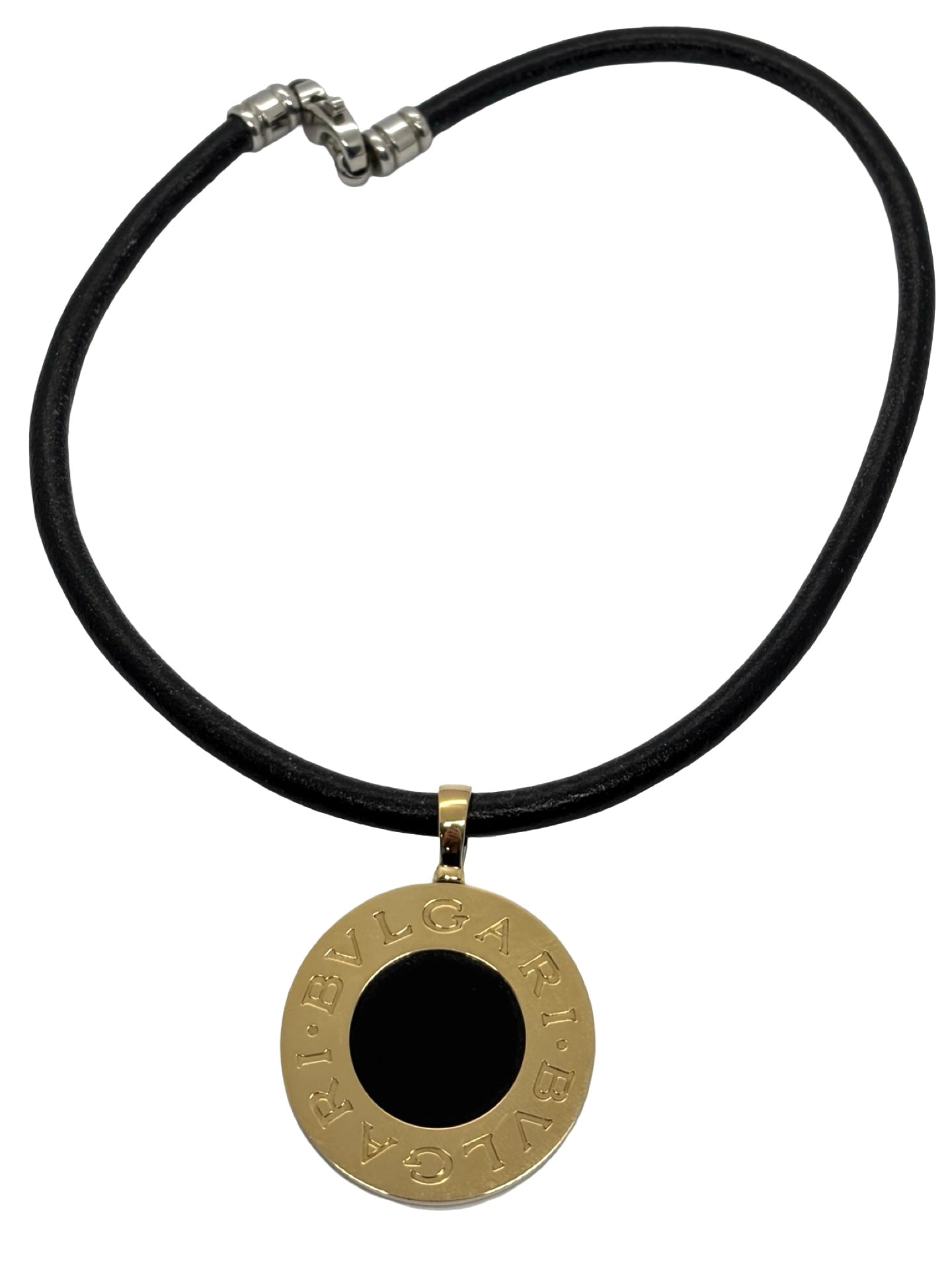 Collier Bulgari Bulgari en or jaune et or blanc 18 carats, au design emblématique et contemporain. Ce bijou iconique se distingue par son pendentif circulaire gravé, symbole d’élégance et de modernité. L’association de l’or jaune et de l’or blanc crée un contraste raffiné et lumineux. Collier sophistiqué, idéal pour sublimer une tenue quotidienne ou compléter un look habillé avec une touche de luxe intemporel.