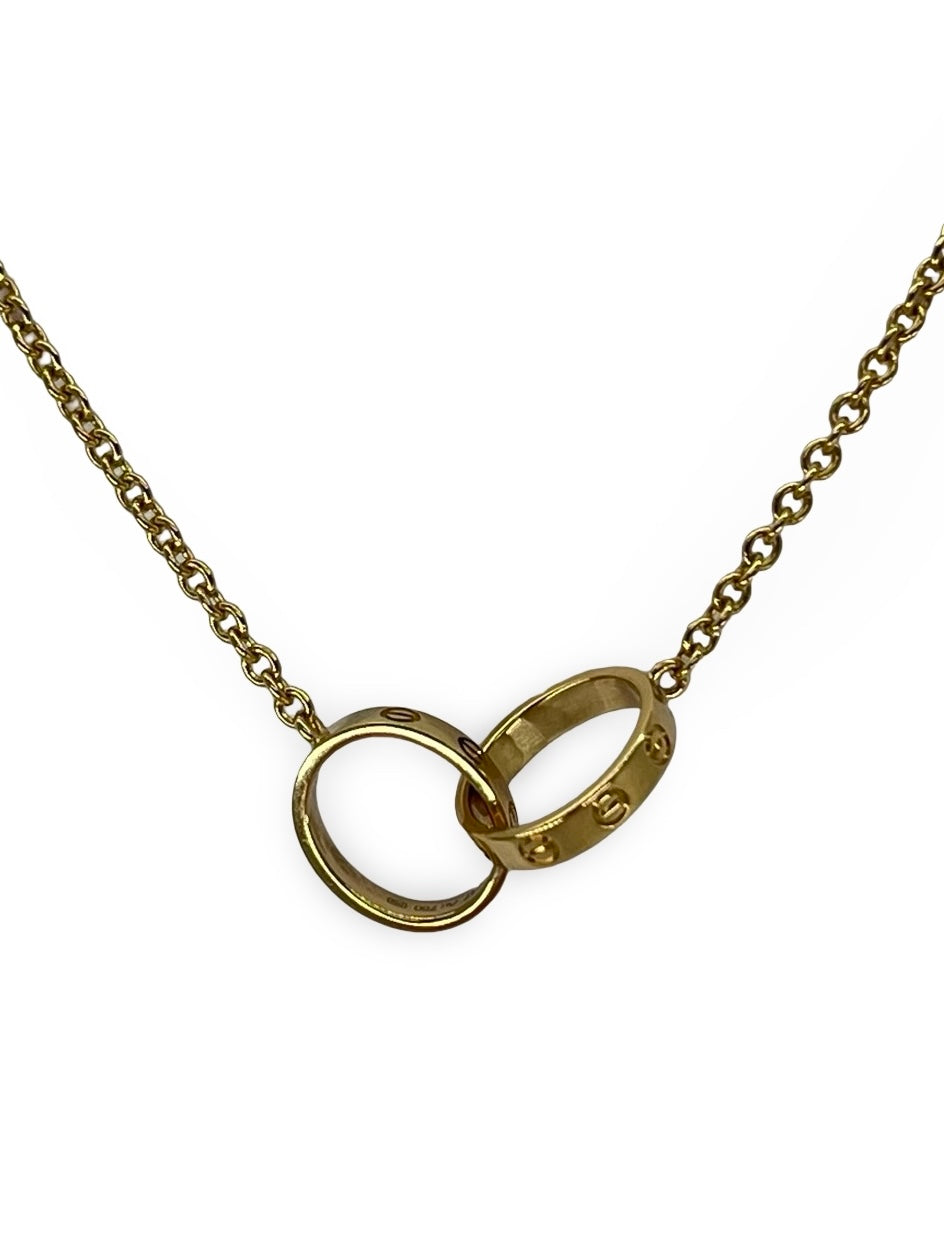 Collier Cartier Love en or jaune, petit modèle emblématique de la maison. Ce bijou raffiné incarne l’amour éternel avec son design épuré et intemporel. Parfait pour un cadeau symbolique ou une touche de luxe discrète au quotidien, il reflète l’élégance et le savoir-faire inégalé de Cartier.