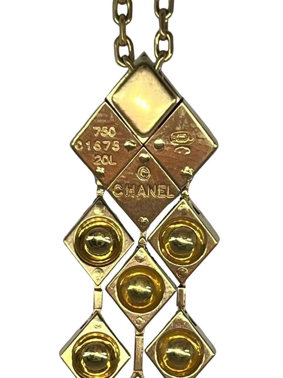 Collier Chanel vintage en or jaune 18 carats au motif matelassé iconique de la Maison. Ce bijou d'exception allie élégance intemporelle et savoir-faire joaillier. Pièce rare et précieuse, idéale pour sublimer une tenue chic avec une touche de luxe signé Chanel.