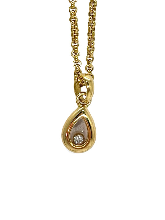 Collier Happy Diamonds en or jaune 18 carats avec pendentif en forme de poire. Ce bijou iconique séduit par son design raffiné et son éclat lumineux, mettant en valeur un diamant mobile emblématique. Élégant et intemporel, il apporte une touche de sophistication à toutes les tenues et reflète un savoir-faire joaillier d’exception.