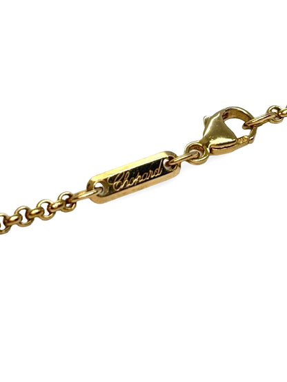 Collier Happy Diamonds en or jaune 18 carats avec pendentif en forme de poire. Ce bijou iconique séduit par son design raffiné et son éclat lumineux, mettant en valeur un diamant mobile emblématique. Élégant et intemporel, il apporte une touche de sophistication à toutes les tenues et reflète un savoir-faire joaillier d’exception.