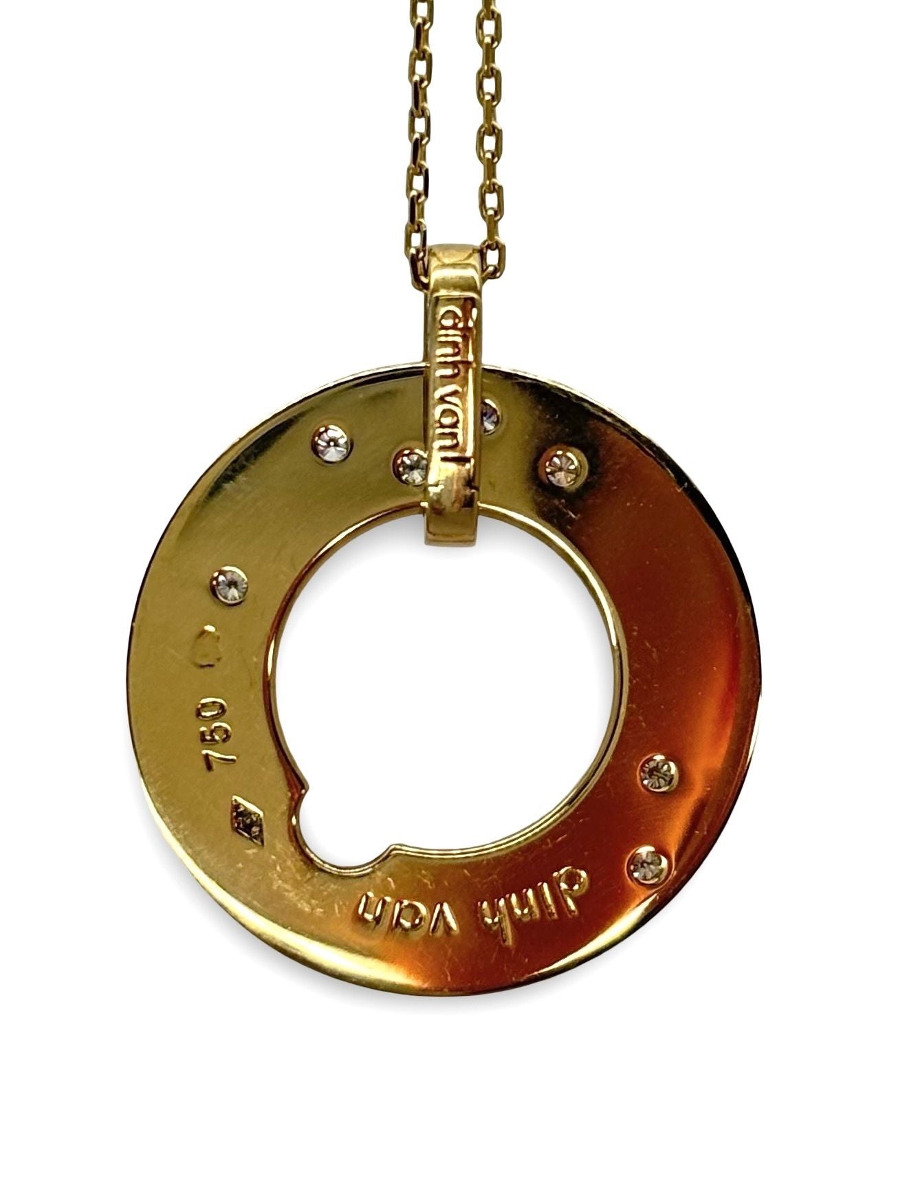 Collier Cible signé Dinh Van, en or jaune 18 carats, délicatement orné de 0,15 carat de diamants. Icône de la maison, ce modèle emblématique joue sur la géométrie et l’équilibre parfait des formes. À la fois moderne et intemporel, ce bijou capture la lumière avec finesse et symbolise une élégance discrète. Idéal à porter au quotidien ou à offrir en cadeau, il reflète tout le raffinement du design Dinh Van.