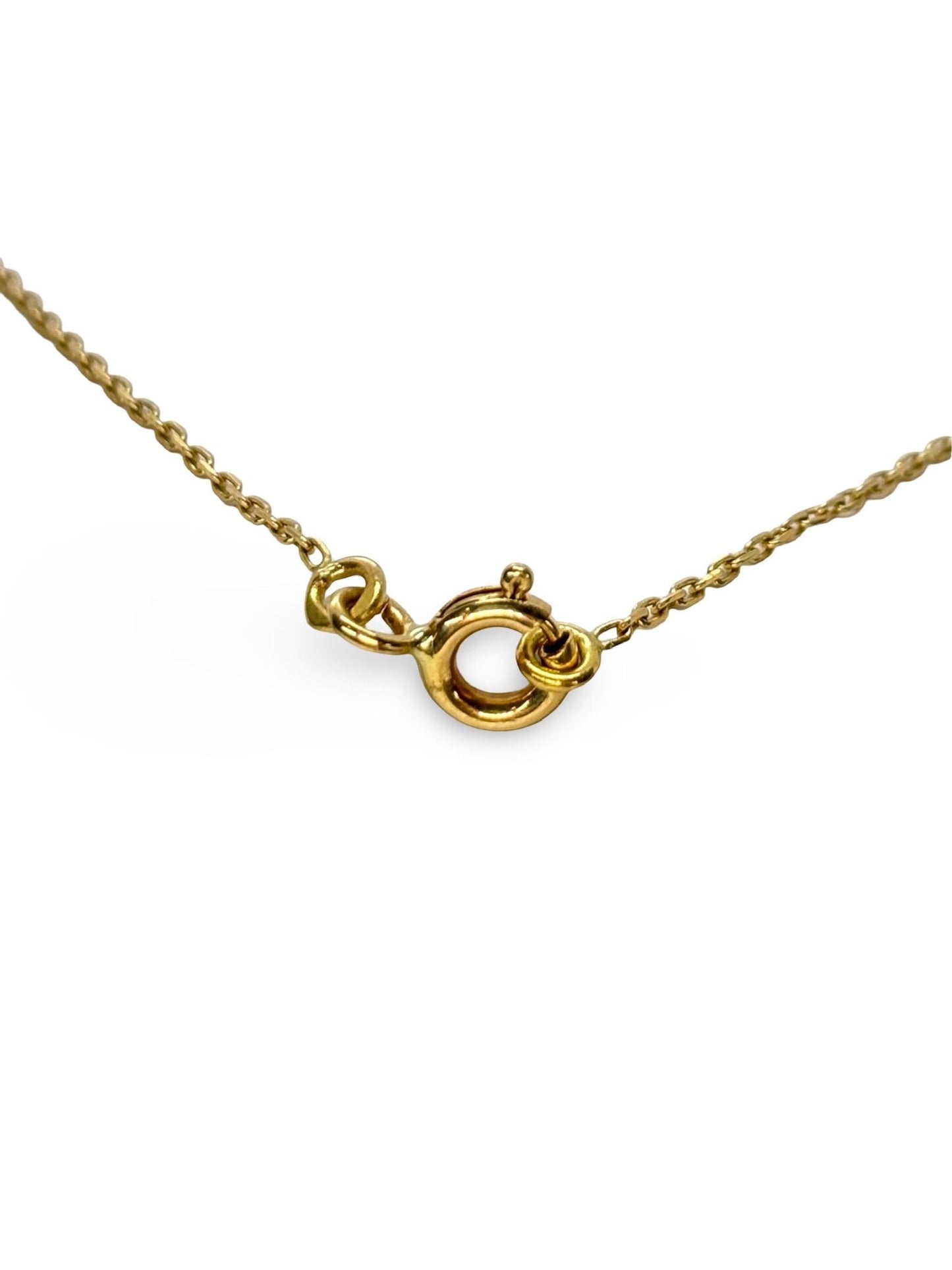 Collier Cible signé Dinh Van, en or jaune 18 carats, délicatement orné de 0,15 carat de diamants. Icône de la maison, ce modèle emblématique joue sur la géométrie et l’équilibre parfait des formes. À la fois moderne et intemporel, ce bijou capture la lumière avec finesse et symbolise une élégance discrète. Idéal à porter au quotidien ou à offrir en cadeau, il reflète tout le raffinement du design Dinh Van.