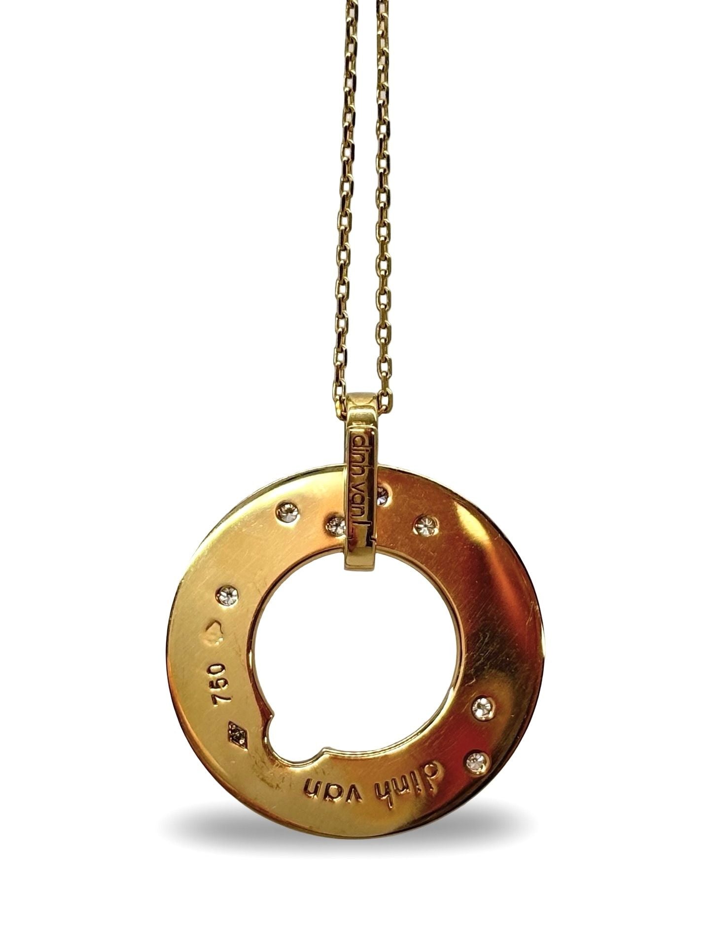 Collier Cible signé Dinh Van, en or jaune 18 carats, délicatement orné de 0,15 carat de diamants. Icône de la maison, ce modèle emblématique joue sur la géométrie et l’équilibre parfait des formes. À la fois moderne et intemporel, ce bijou capture la lumière avec finesse et symbolise une élégance discrète. Idéal à porter au quotidien ou à offrir en cadeau, il reflète tout le raffinement du design Dinh Van.