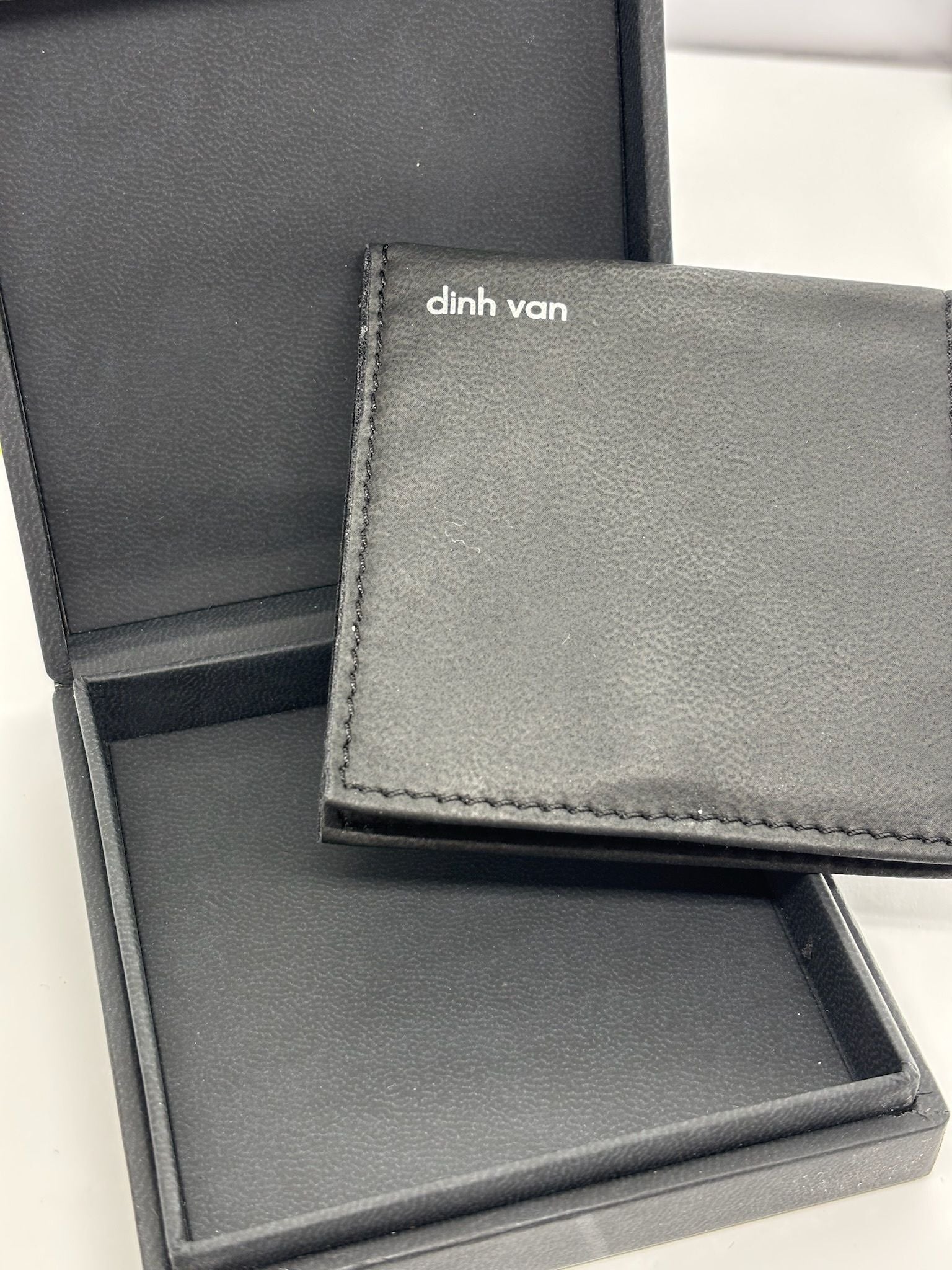 Collier Cible signé Dinh Van, en or jaune 18 carats, délicatement orné de 0,15 carat de diamants. Icône de la maison, ce modèle emblématique joue sur la géométrie et l’équilibre parfait des formes. À la fois moderne et intemporel, ce bijou capture la lumière avec finesse et symbolise une élégance discrète. Idéal à porter au quotidien ou à offrir en cadeau, il reflète tout le raffinement du design Dinh Van.