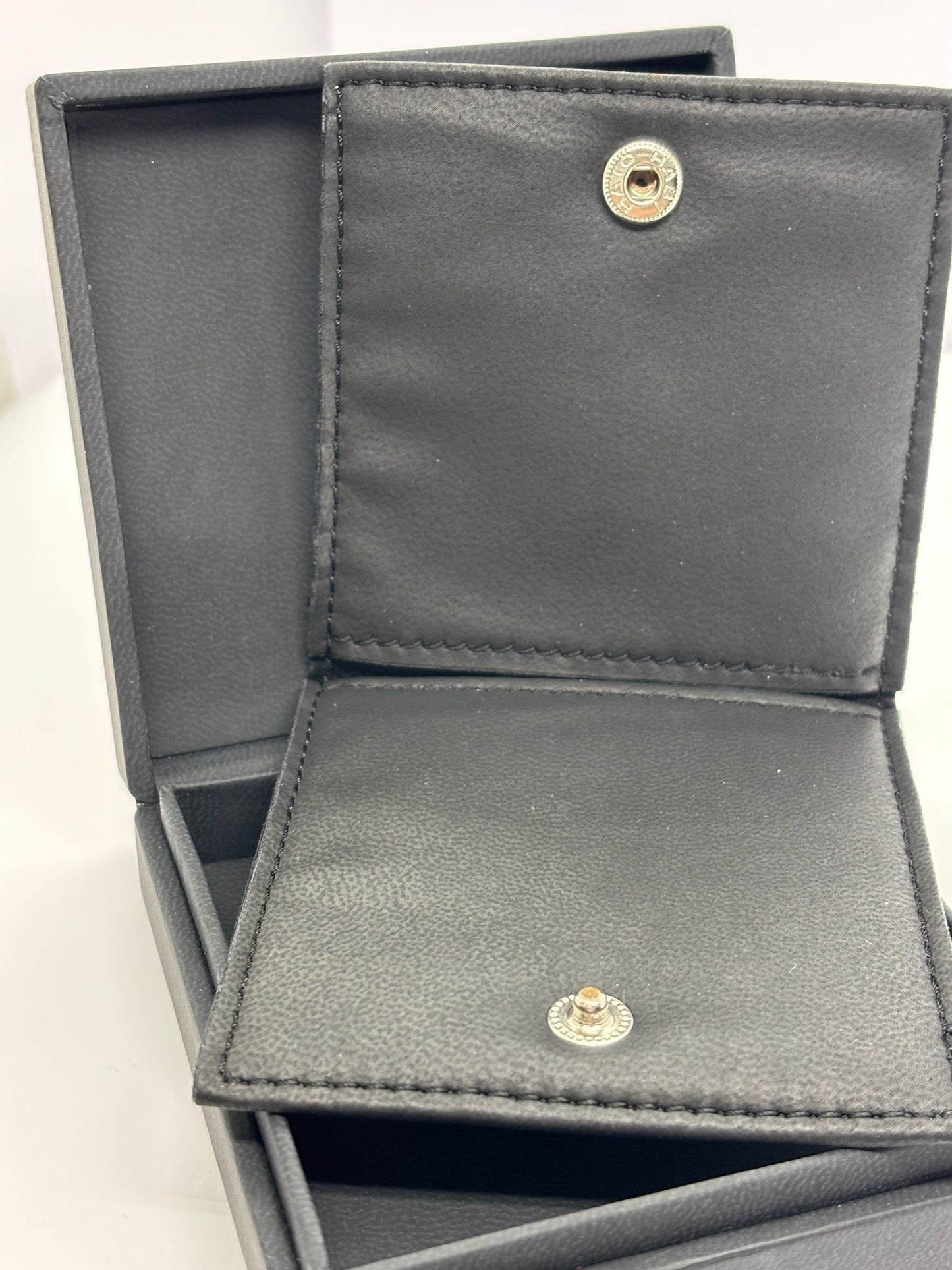 Collier Cible signé Dinh Van, en or jaune 18 carats, délicatement orné de 0,15 carat de diamants. Icône de la maison, ce modèle emblématique joue sur la géométrie et l’équilibre parfait des formes. À la fois moderne et intemporel, ce bijou capture la lumière avec finesse et symbolise une élégance discrète. Idéal à porter au quotidien ou à offrir en cadeau, il reflète tout le raffinement du design Dinh Van.