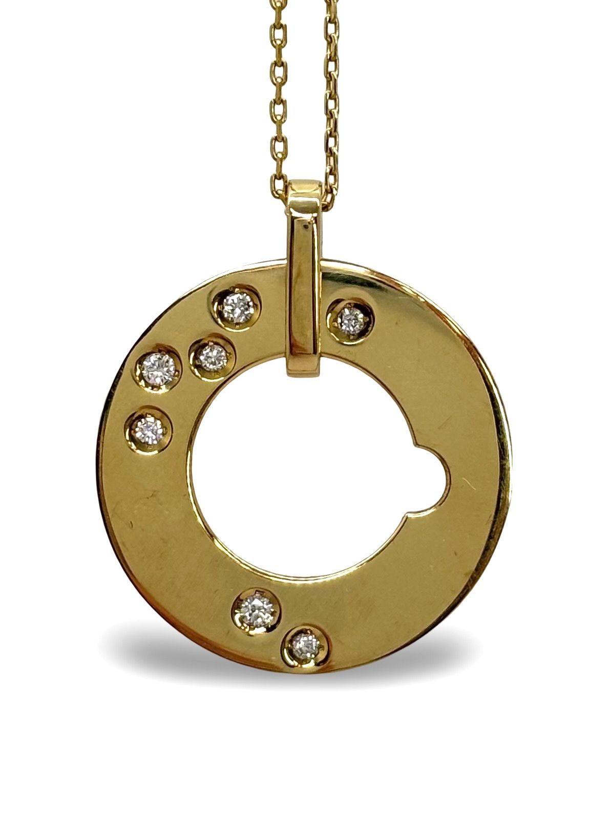 Collier Cible signé Dinh Van, en or jaune 18 carats, délicatement orné de 0,15 carat de diamants. Icône de la maison, ce modèle emblématique joue sur la géométrie et l’équilibre parfait des formes. À la fois moderne et intemporel, ce bijou capture la lumière avec finesse et symbolise une élégance discrète. Idéal à porter au quotidien ou à offrir en cadeau, il reflète tout le raffinement du design Dinh Van.