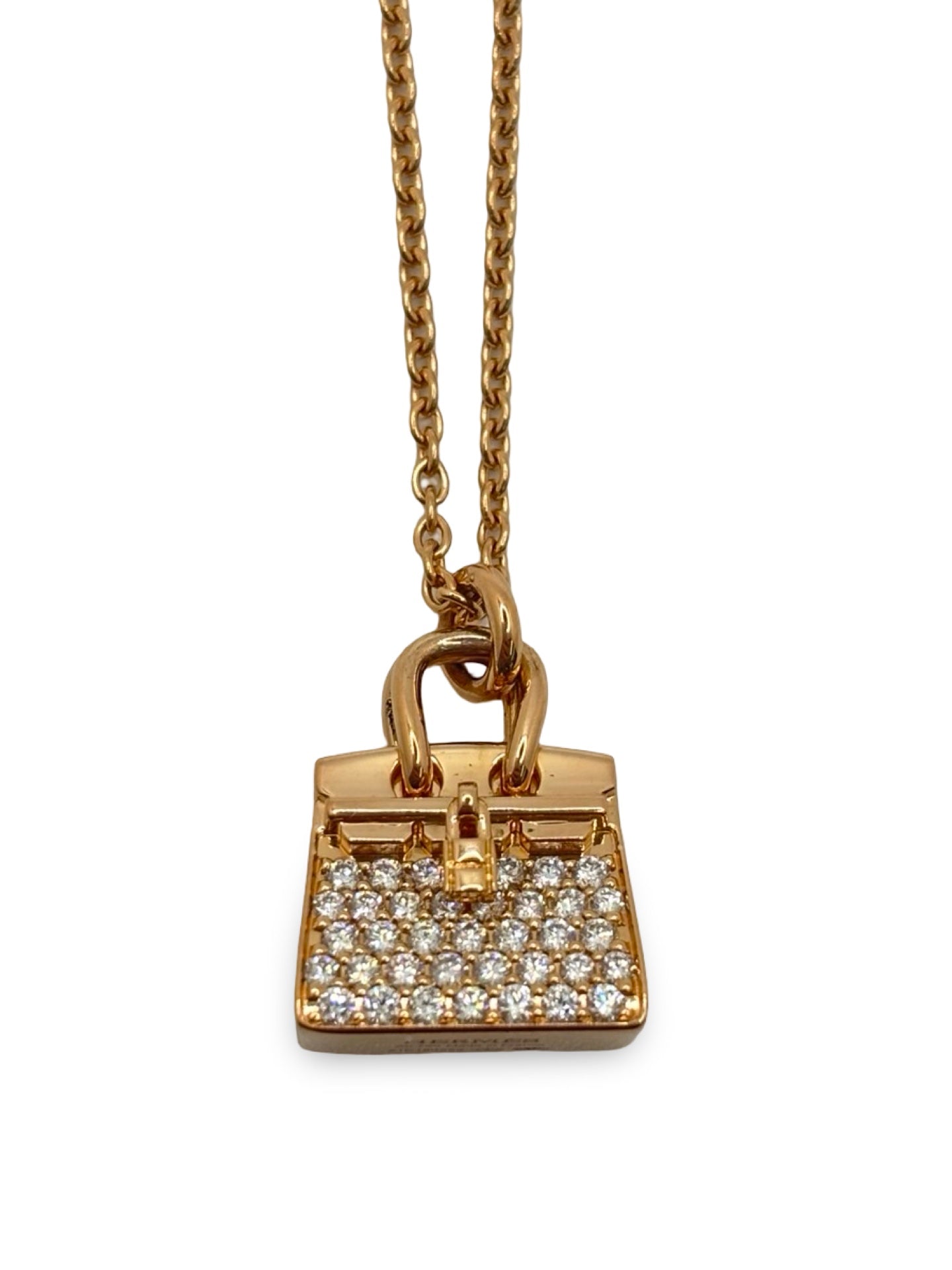 Collier Hermès Sac Birkin en or rose 18K serti de diamants totalisant 0,22 carat. Cette création joaillière raffinée s’inspire de l’iconique sac Birkin et associe l’éclat chaleureux de l’or rose 750 millièmes à la brillance délicate des diamants. Bijou de luxe élégant et féminin, idéal pour une collection de haute joaillerie, une occasion spéciale ou un cadeau précieux. Finitions soignées et design emblématique signé Hermès.
