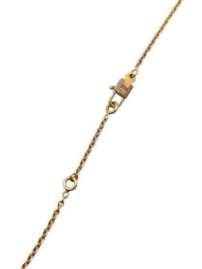 Collier Hermès Sac Birkin en or rose 18K serti de diamants totalisant 0,22 carat. Cette création joaillière raffinée s’inspire de l’iconique sac Birkin et associe l’éclat chaleureux de l’or rose 750 millièmes à la brillance délicate des diamants. Bijou de luxe élégant et féminin, idéal pour une collection de haute joaillerie, une occasion spéciale ou un cadeau précieux. Finitions soignées et design emblématique signé Hermès.
