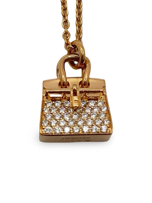 Collier Hermès Sac Birkin en or rose 18K serti de diamants totalisant 0,22 carat. Cette création joaillière raffinée s’inspire de l’iconique sac Birkin et associe l’éclat chaleureux de l’or rose 750 millièmes à la brillance délicate des diamants. Bijou de luxe élégant et féminin, idéal pour une collection de haute joaillerie, une occasion spéciale ou un cadeau précieux. Finitions soignées et design emblématique signé Hermès.
