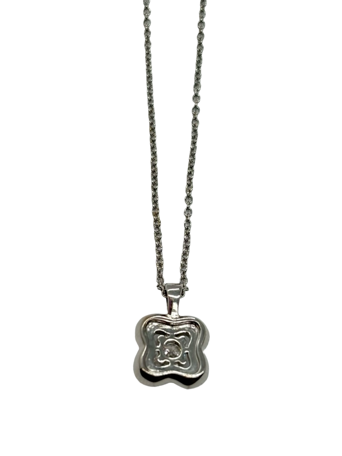 Collier Mauboussin modèle « Chance of Love n°2 » en or blanc 18K (750 millièmes), sublimé par des diamants naturels d’un poids total de 0,25 carat. Ce bijou raffiné de la maison Mauboussin séduit par son design élégant et contemporain, associé à l’éclat délicat des diamants. Ce collier en or blanc et diamants apporte une touche de lumière et de sophistication au décolleté. Un bijou de luxe intemporel, idéal pour offrir un cadeau précieux ou célébrer une occasion spéciale.