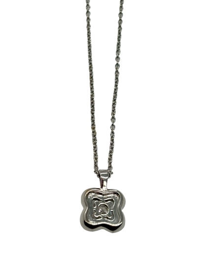 Collier Mauboussin modèle « Chance of Love n°2 » en or blanc 18K (750 millièmes), sublimé par des diamants naturels d’un poids total de 0,25 carat. Ce bijou raffiné de la maison Mauboussin séduit par son design élégant et contemporain, associé à l’éclat délicat des diamants. Ce collier en or blanc et diamants apporte une touche de lumière et de sophistication au décolleté. Un bijou de luxe intemporel, idéal pour offrir un cadeau précieux ou célébrer une occasion spéciale.
