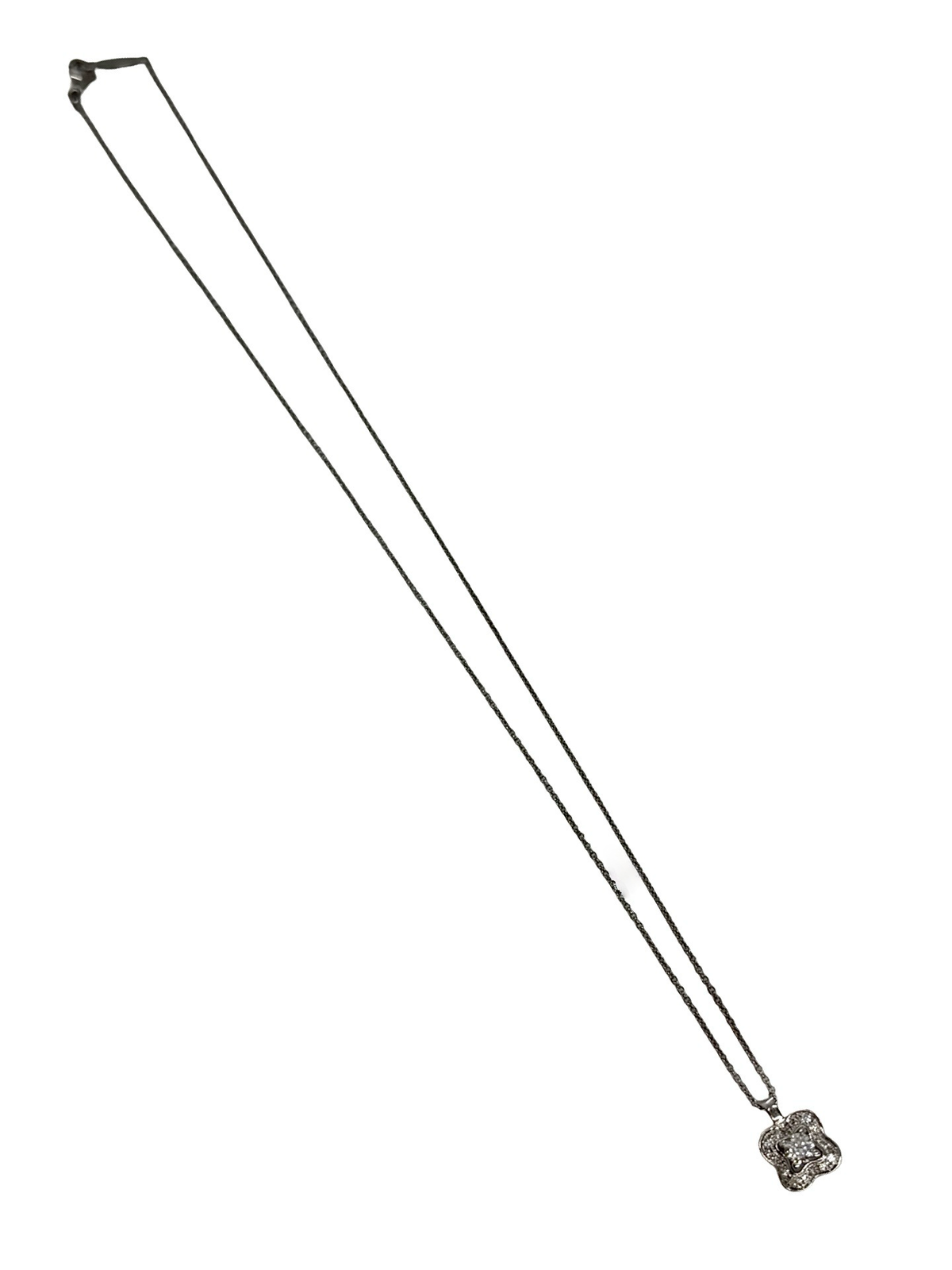 Collier Mauboussin modèle « Chance of Love n°2 » en or blanc 18K (750 millièmes), sublimé par des diamants naturels d’un poids total de 0,25 carat. Ce bijou raffiné de la maison Mauboussin séduit par son design élégant et contemporain, associé à l’éclat délicat des diamants. Ce collier en or blanc et diamants apporte une touche de lumière et de sophistication au décolleté. Un bijou de luxe intemporel, idéal pour offrir un cadeau précieux ou célébrer une occasion spéciale.