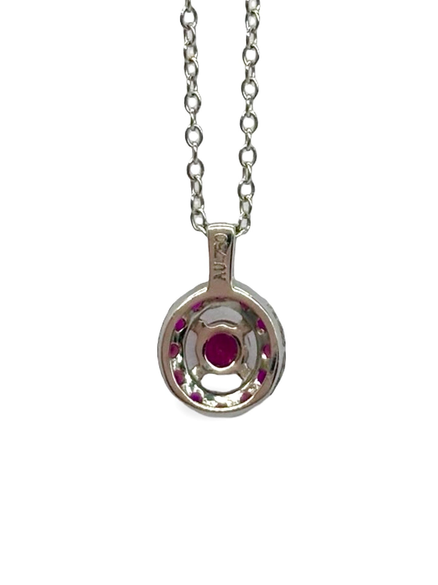 Collier Mauboussin Vie, Volupté & Passion en or blanc serti de saphirs bleus. Son design raffiné et élégant allie éclat de l’or blanc et profondeur des saphirs pour un bijou luxueux et intemporel. Parfait pour sublimer le décolleté avec sophistication, ce collier exprime élégance, sensualité et modernité.