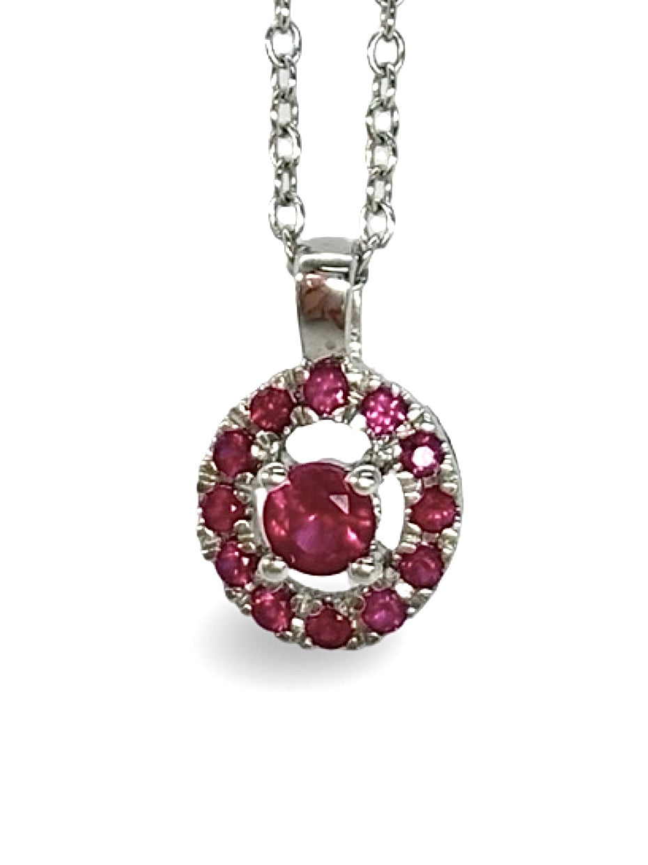 Collier Mauboussin Vie, Volupté & Passion en or blanc serti de saphirs bleus. Son design raffiné et élégant allie éclat de l’or blanc et profondeur des saphirs pour un bijou luxueux et intemporel. Parfait pour sublimer le décolleté avec sophistication, ce collier exprime élégance, sensualité et modernité.