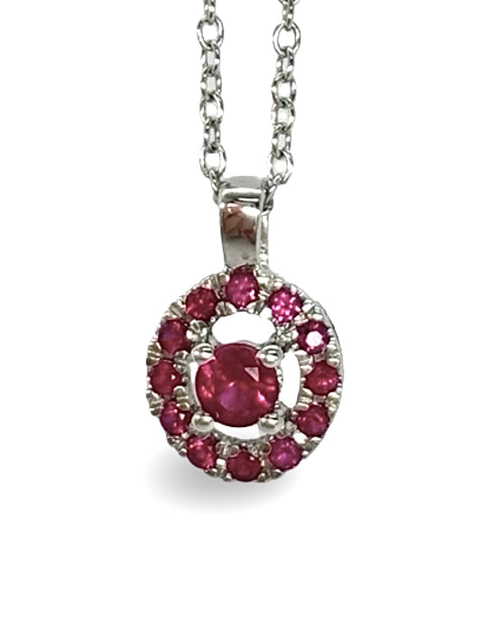 Collier Mauboussin Vie, Volupté & Passion en or blanc serti de saphirs bleus. Son design raffiné et élégant allie éclat de l’or blanc et profondeur des saphirs pour un bijou luxueux et intemporel. Parfait pour sublimer le décolleté avec sophistication, ce collier exprime élégance, sensualité et modernité.