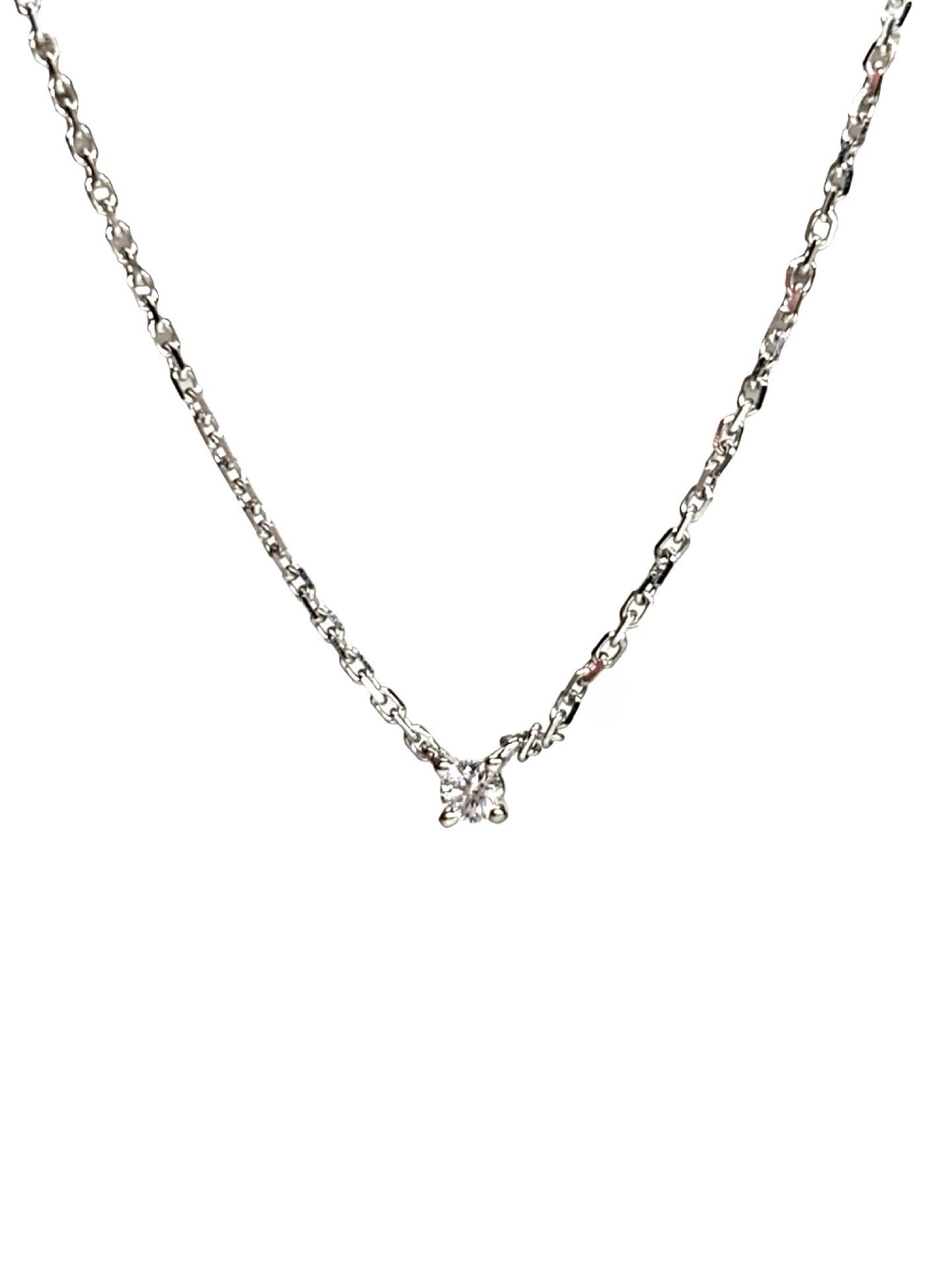 Collier Mauboussin en or blanc 18 carats serti d’un diamant de 0,05 carat. Bijou délicat et raffiné, il met en valeur la pureté de l’or blanc associée à l’éclat subtil du diamant. Idéal pour un usage quotidien ou comme cadeau élégant, ce collier intemporel apporte une touche de lumière et de sophistication à chaque tenue.
