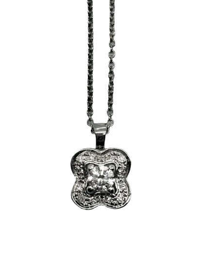 Collier Mauboussin modèle « Chance of Love n°2 » en or blanc 18K (750 millièmes), sublimé par des diamants naturels d’un poids total de 0,25 carat. Ce bijou raffiné de la maison Mauboussin séduit par son design élégant et contemporain, associé à l’éclat délicat des diamants. Ce collier en or blanc et diamants apporte une touche de lumière et de sophistication au décolleté. Un bijou de luxe intemporel, idéal pour offrir un cadeau précieux ou célébrer une occasion spéciale.