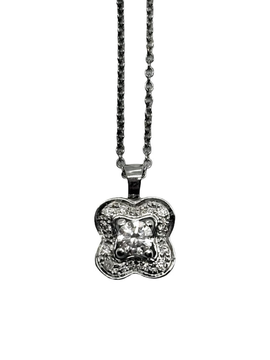 Collier Mauboussin modèle « Chance of Love n°2 » en or blanc 18K (750 millièmes), sublimé par des diamants naturels d’un poids total de 0,25 carat. Ce bijou raffiné de la maison Mauboussin séduit par son design élégant et contemporain, associé à l’éclat délicat des diamants. Ce collier en or blanc et diamants apporte une touche de lumière et de sophistication au décolleté. Un bijou de luxe intemporel, idéal pour offrir un cadeau précieux ou célébrer une occasion spéciale.