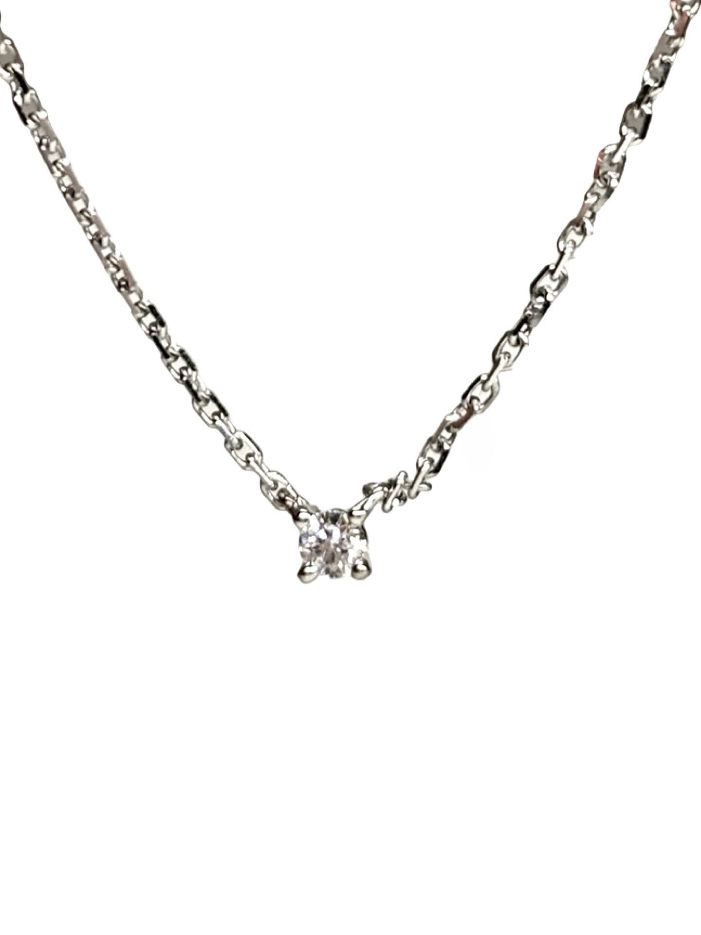Collier Mauboussin en or blanc 18 carats serti d’un diamant de 0,05 carat. Bijou délicat et raffiné, il met en valeur la pureté de l’or blanc associée à l’éclat subtil du diamant. Idéal pour un usage quotidien ou comme cadeau élégant, ce collier intemporel apporte une touche de lumière et de sophistication à chaque tenue.
