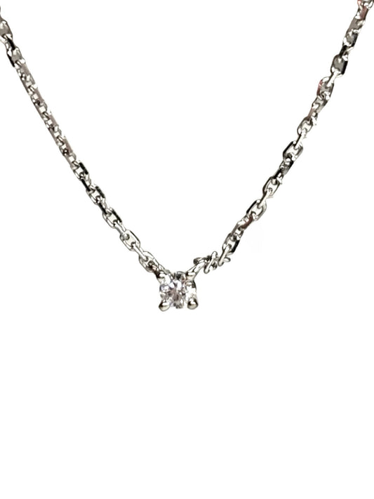 Collier Mauboussin en or blanc 18 carats serti d’un diamant de 0,05 carat. Bijou délicat et raffiné, il met en valeur la pureté de l’or blanc associée à l’éclat subtil du diamant. Idéal pour un usage quotidien ou comme cadeau élégant, ce collier intemporel apporte une touche de lumière et de sophistication à chaque tenue.
