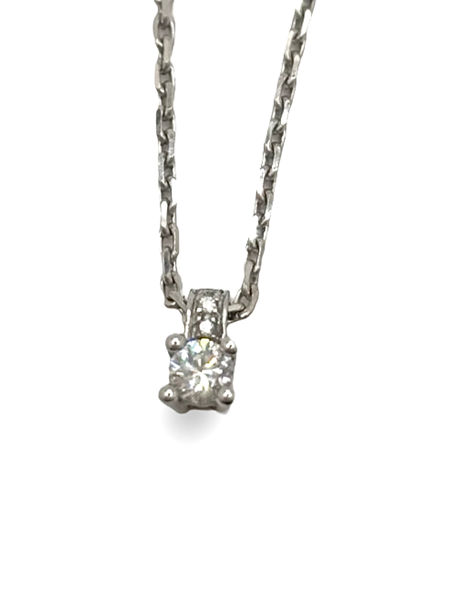 Collier en or blanc 18 carats orné d’un diamant naturel de 0,09 carat. Ce bijou élégant se distingue par son design raffiné et son sertissage délicat qui met en valeur l’éclat du diamant. Léger et lumineux, ce collier apporte une touche de sophistication discrète, idéal pour un port quotidien ou pour sublimer une tenue lors d’une occasion spéciale.
