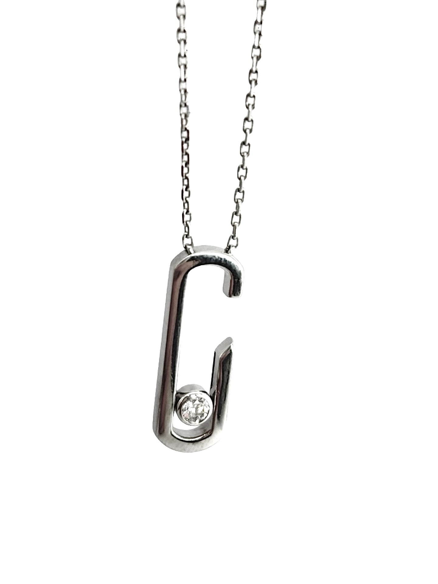 Collier Messika Move Addiction en or blanc 18K serti de diamants pour un poids total de 0,18 ct. Ce bijou de luxe pour femme séduit par son design contemporain et son célèbre motif Move, symbole de mouvement et d'élégance. Le pendentif en or blanc illumine le décolleté et s'accorde aussi bien avec une tenue quotidienne qu'une occasion spéciale. Un collier Messika raffiné, idéal comme cadeau précieux ou pour enrichir une collection de bijoux en diamants.