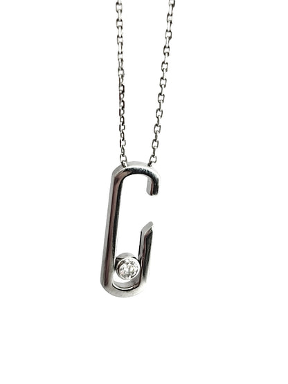 Collier Messika Move Addiction en or blanc 18K serti de diamants pour un poids total de 0,18 ct. Ce bijou de luxe pour femme séduit par son design contemporain et son célèbre motif Move, symbole de mouvement et d'élégance. Le pendentif en or blanc illumine le décolleté et s'accorde aussi bien avec une tenue quotidienne qu'une occasion spéciale. Un collier Messika raffiné, idéal comme cadeau précieux ou pour enrichir une collection de bijoux en diamants.