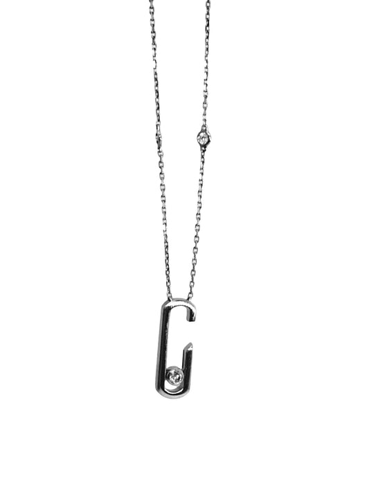 Collier Messika Move Addiction en or blanc 18K serti de diamants pour un poids total de 0,18 ct. Ce bijou de luxe pour femme séduit par son design contemporain et son célèbre motif Move, symbole de mouvement et d'élégance. Le pendentif en or blanc illumine le décolleté et s'accorde aussi bien avec une tenue quotidienne qu'une occasion spéciale. Un collier Messika raffiné, idéal comme cadeau précieux ou pour enrichir une collection de bijoux en diamants.