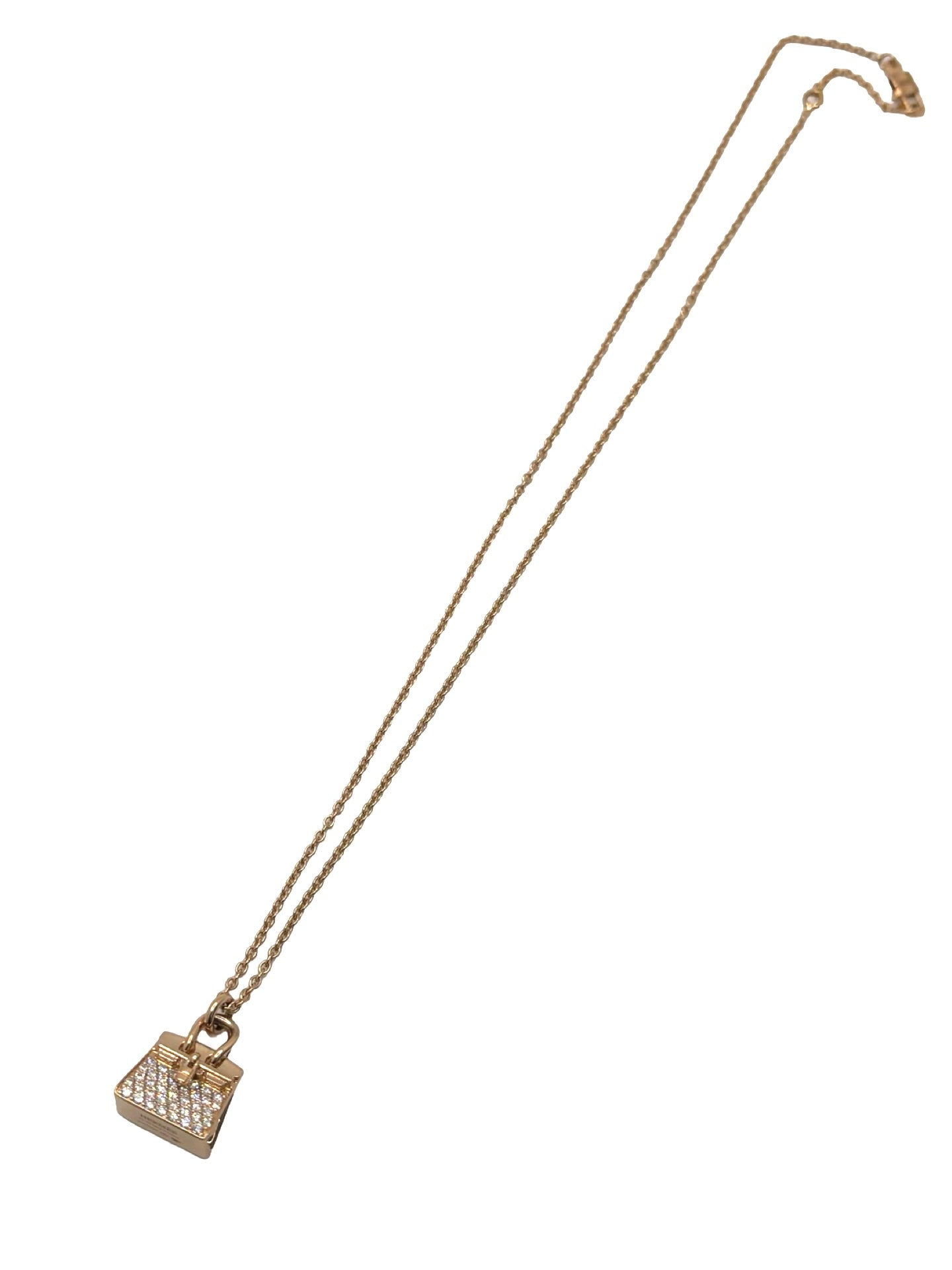 Collier Hermès Sac Birkin en or rose 18K serti de diamants totalisant 0,22 carat. Cette création joaillière raffinée s’inspire de l’iconique sac Birkin et associe l’éclat chaleureux de l’or rose 750 millièmes à la brillance délicate des diamants. Bijou de luxe élégant et féminin, idéal pour une collection de haute joaillerie, une occasion spéciale ou un cadeau précieux. Finitions soignées et design emblématique signé Hermès.
