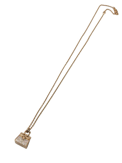 Collier Hermès Sac Birkin en or rose 18K serti de diamants totalisant 0,22 carat. Cette création joaillière raffinée s’inspire de l’iconique sac Birkin et associe l’éclat chaleureux de l’or rose 750 millièmes à la brillance délicate des diamants. Bijou de luxe élégant et féminin, idéal pour une collection de haute joaillerie, une occasion spéciale ou un cadeau précieux. Finitions soignées et design emblématique signé Hermès.
