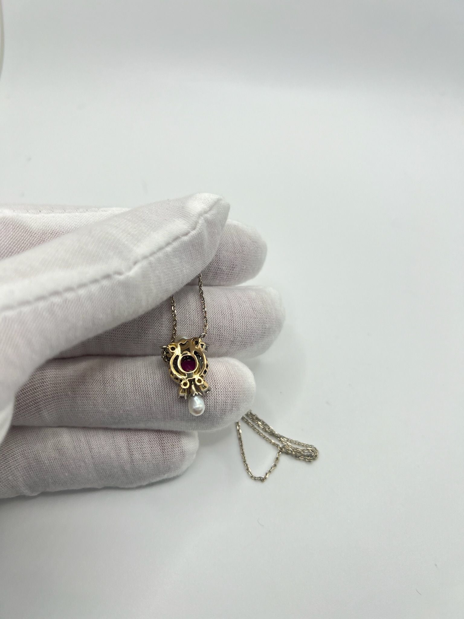 Collier ancien en or jaune, élégant et raffiné, serti d’un rubis naturel de 0,8 ct, accompagné de perles fines de 4,4 mm et 3,8 mm, ainsi que de diamants naturels étincelants. Ce bijou d’exception allie le charme du vintage et l’éclat des pierres précieuses pour un style intemporel. Idéal pour une occasion spéciale ou pour enrichir une collection de haute joaillerie.