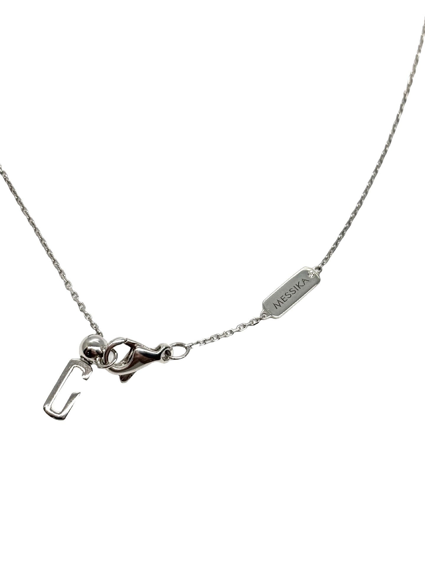 Collier Messika Move Addiction en or blanc 18K serti de diamants pour un poids total de 0,18 ct. Ce bijou de luxe pour femme séduit par son design contemporain et son célèbre motif Move, symbole de mouvement et d'élégance. Le pendentif en or blanc illumine le décolleté et s'accorde aussi bien avec une tenue quotidienne qu'une occasion spéciale. Un collier Messika raffiné, idéal comme cadeau précieux ou pour enrichir une collection de bijoux en diamants.