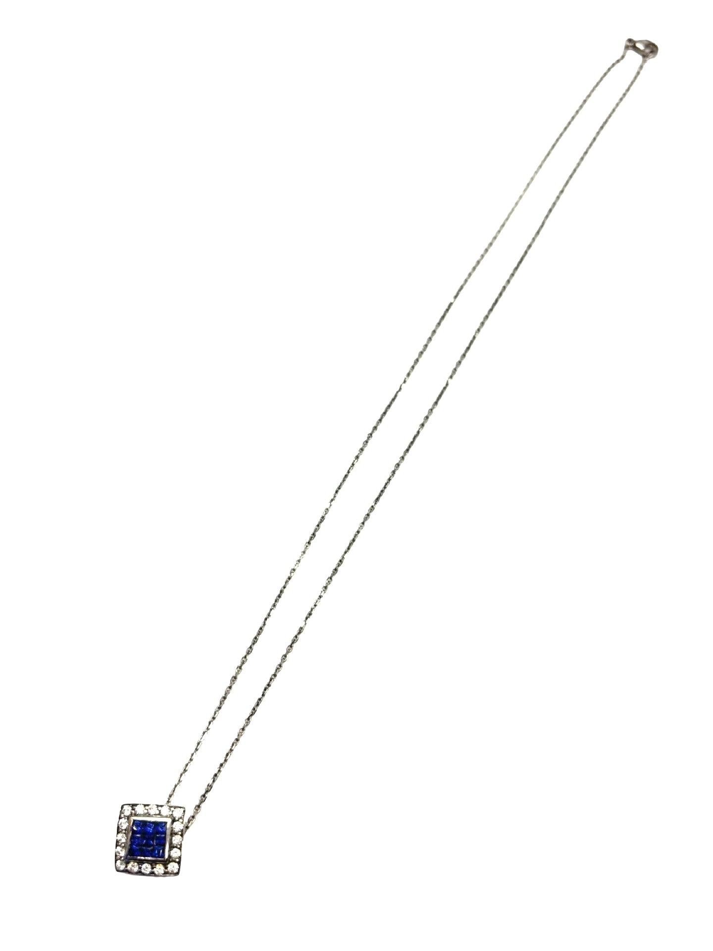 Collier en or blanc 18 carats sublimé par des saphirs totalisant 0,45 carat et des diamants de 0,20 carat. L’intensité du bleu des saphirs se marie harmonieusement à l’éclat des diamants pour créer un bijou élégant et raffiné. Ce collier de joaillerie au design intemporel apporte une touche de sophistication et de lumière à toutes les occasions.

