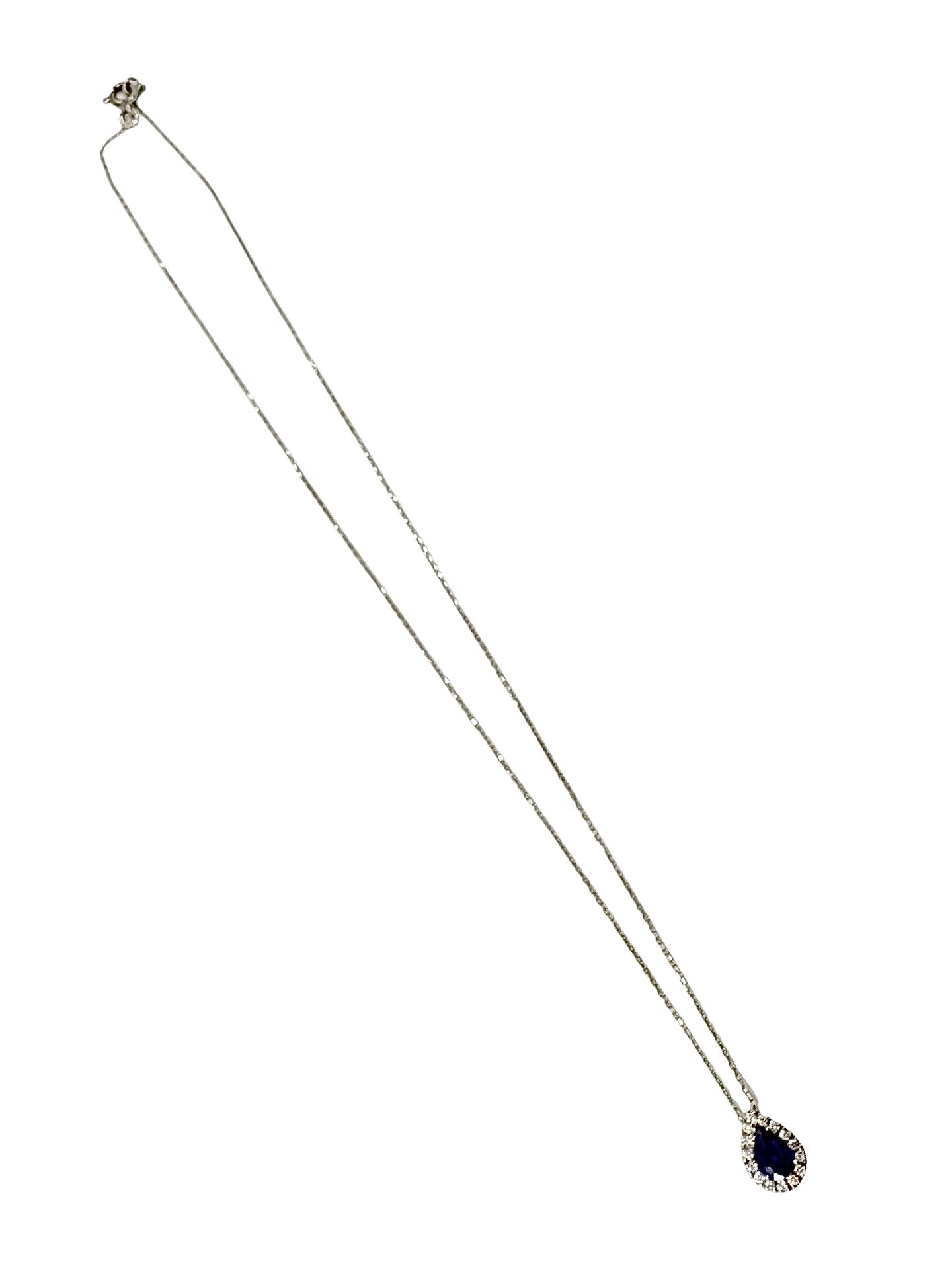 Collier en or blanc 18K mettant en valeur un superbe saphir naturel de 0,64 carat, sublimé par des diamants totalisant 0,15 carat. Ce bijou raffiné allie l'éclat de l'or blanc à l'intensité du saphir et à la brillance des diamants pour un style élégant et intemporel. Idéal comme cadeau d'exception ou pour une occasion spéciale, ce collier en saphir et diamants apporte une touche de sophistication à toutes les tenues.