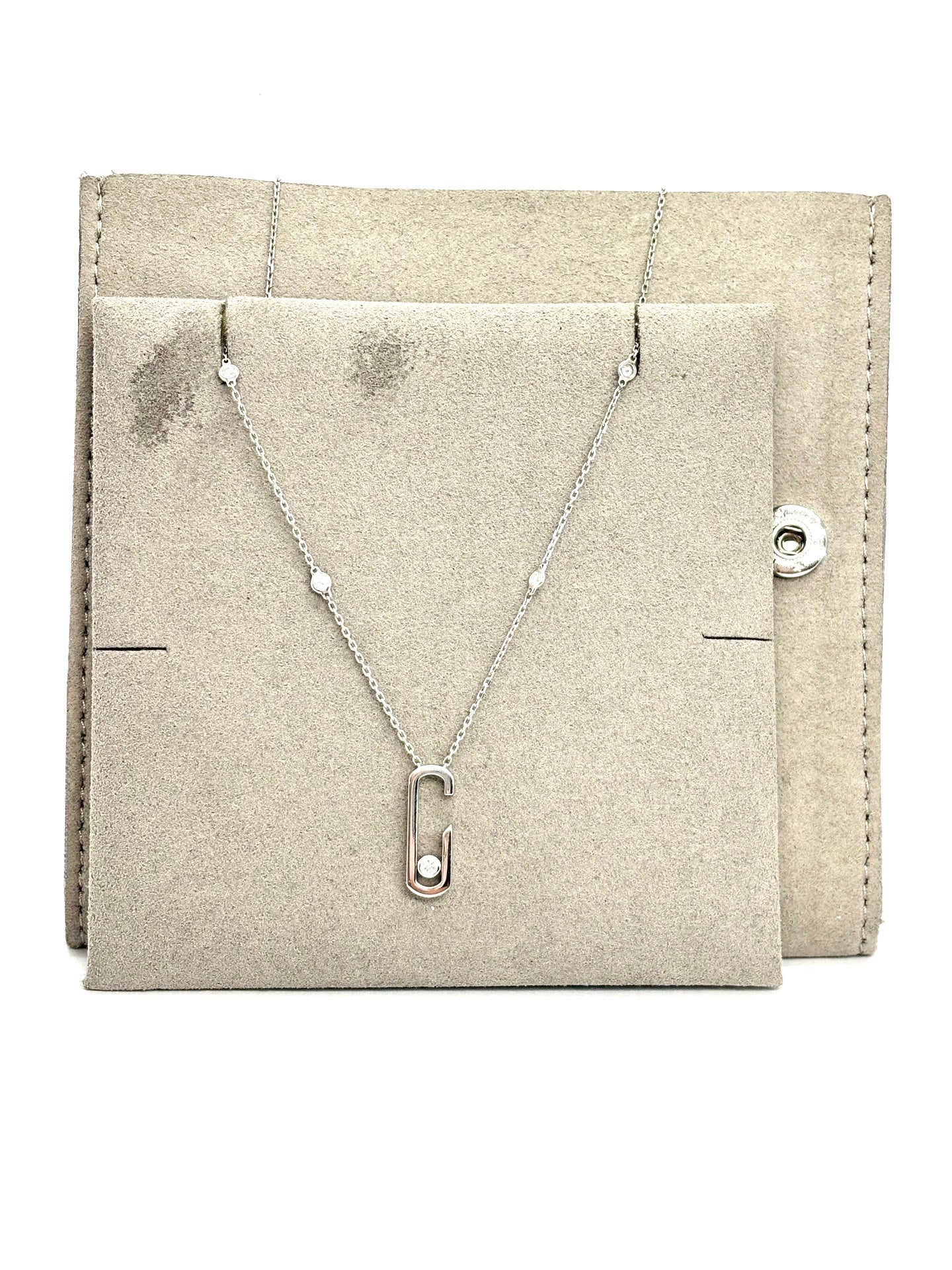 Collier Messika Move Addiction en or blanc 18K serti de diamants pour un poids total de 0,18 ct. Ce bijou de luxe pour femme séduit par son design contemporain et son célèbre motif Move, symbole de mouvement et d'élégance. Le pendentif en or blanc illumine le décolleté et s'accorde aussi bien avec une tenue quotidienne qu'une occasion spéciale. Un collier Messika raffiné, idéal comme cadeau précieux ou pour enrichir une collection de bijoux en diamants.