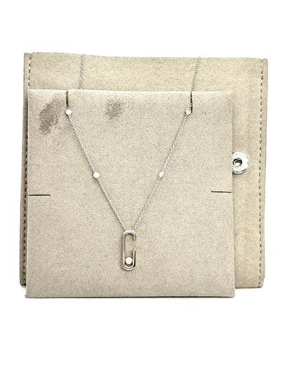Collier Messika Move Addiction en or blanc 18K serti de diamants pour un poids total de 0,18 ct. Ce bijou de luxe pour femme séduit par son design contemporain et son célèbre motif Move, symbole de mouvement et d'élégance. Le pendentif en or blanc illumine le décolleté et s'accorde aussi bien avec une tenue quotidienne qu'une occasion spéciale. Un collier Messika raffiné, idéal comme cadeau précieux ou pour enrichir une collection de bijoux en diamants.