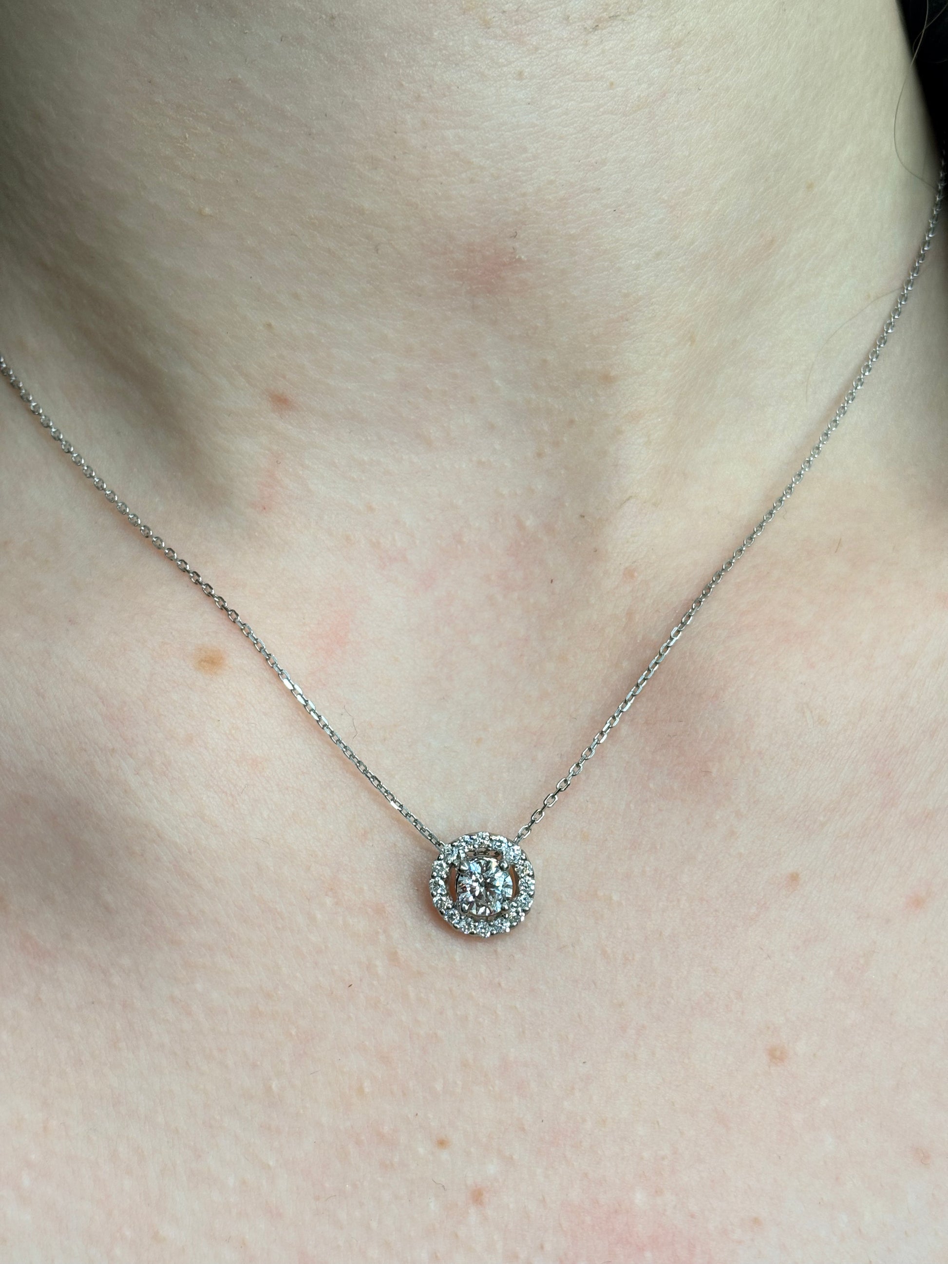 Collier en or blanc 18K serti de diamants totalisant 0,70 ct, alliant élégance et éclat intemporel. Ce bijou raffiné met en valeur la brillance naturelle des diamants grâce à une monture en or blanc 750‰ au design délicat. Idéal pour une occasion spéciale ou pour sublimer une tenue au quotidien, ce collier en or blanc 18 carats s'accorde avec tous les styles et constitue un cadeau précieux à offrir ou à s'offrir.