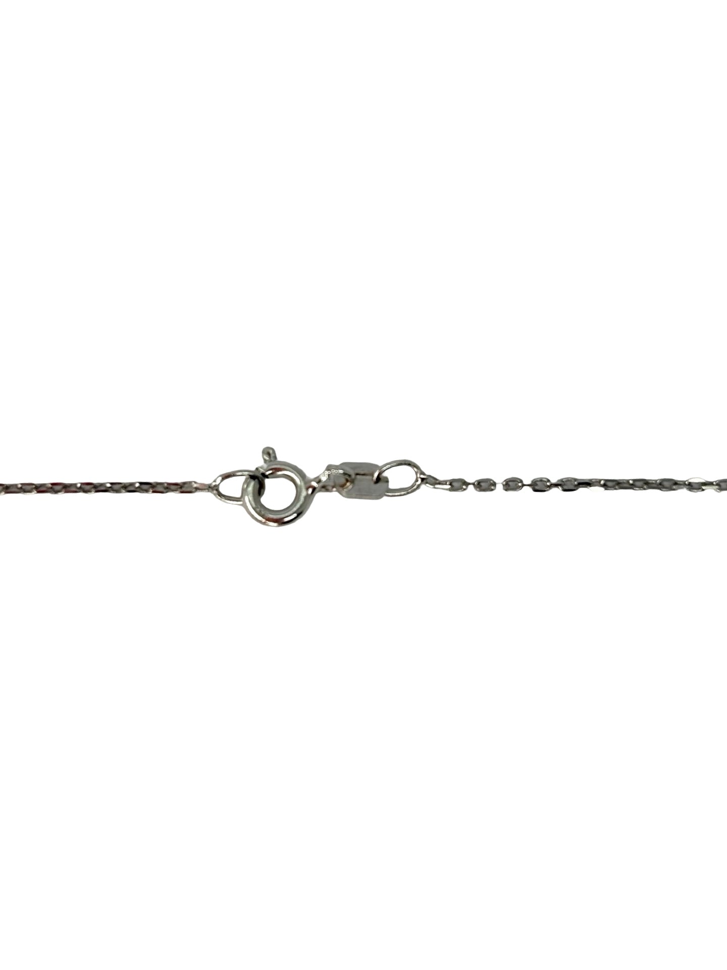Collier en or blanc 18K serti de diamants totalisant 0,70 ct, alliant élégance et éclat intemporel. Ce bijou raffiné met en valeur la brillance naturelle des diamants grâce à une monture en or blanc 750‰ au design délicat. Idéal pour une occasion spéciale ou pour sublimer une tenue au quotidien, ce collier en or blanc 18 carats s'accorde avec tous les styles et constitue un cadeau précieux à offrir ou à s'offrir.