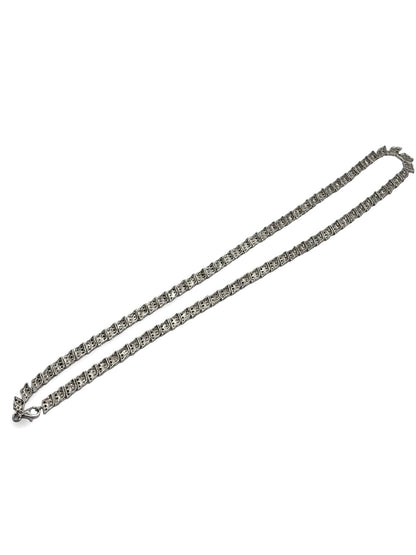 Élégant collier en or blanc 18 carats sublimé par des diamants noirs et incolores totalisant 2 carats. Un bijou raffiné qui joue sur le contraste entre lumière et obscurité, symbole de sophistication et d’élégance intemporelle, idéal pour sublimer toutes les tenues avec éclat et modernité.