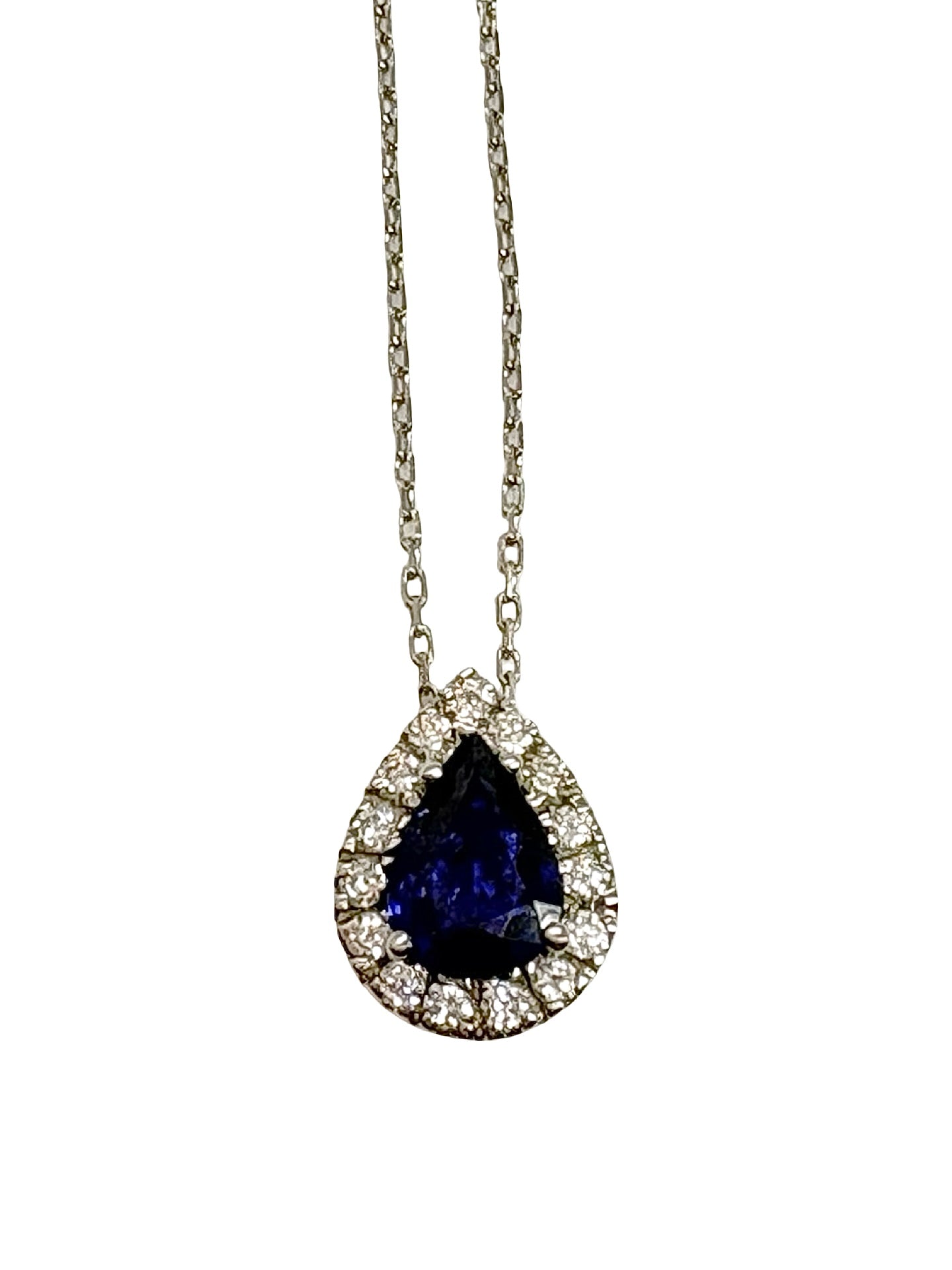 Collier en or blanc 18K mettant en valeur un superbe saphir naturel de 0,64 carat, sublimé par des diamants totalisant 0,15 carat. Ce bijou raffiné allie l'éclat de l'or blanc à l'intensité du saphir et à la brillance des diamants pour un style élégant et intemporel. Idéal comme cadeau d'exception ou pour une occasion spéciale, ce collier en saphir et diamants apporte une touche de sophistication à toutes les tenues.