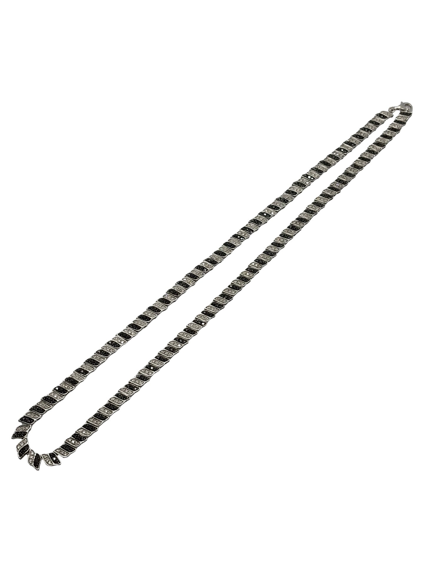 Élégant collier en or blanc 18 carats sublimé par des diamants noirs et incolores totalisant 2 carats. Un bijou raffiné qui joue sur le contraste entre lumière et obscurité, symbole de sophistication et d’élégance intemporelle, idéal pour sublimer toutes les tenues avec éclat et modernité.