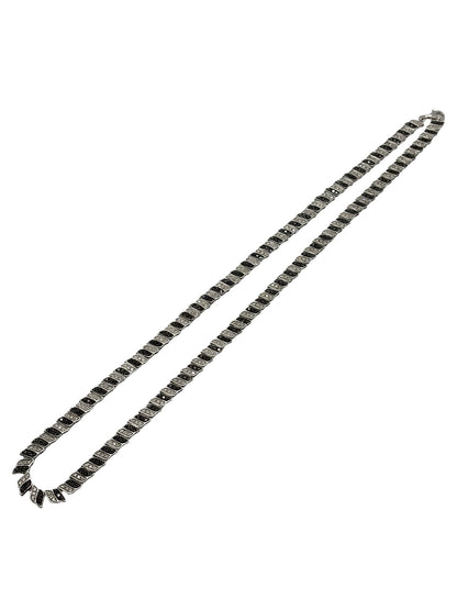 Élégant collier en or blanc 18 carats sublimé par des diamants noirs et incolores totalisant 2 carats. Un bijou raffiné qui joue sur le contraste entre lumière et obscurité, symbole de sophistication et d’élégance intemporelle, idéal pour sublimer toutes les tenues avec éclat et modernité.