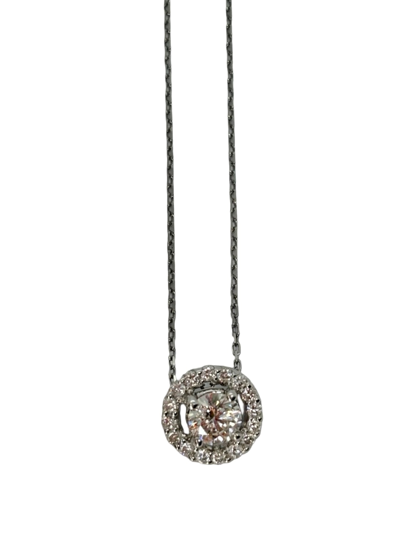 Collier en or blanc 18K serti de diamants totalisant 0,70 ct, alliant élégance et éclat intemporel. Ce bijou raffiné met en valeur la brillance naturelle des diamants grâce à une monture en or blanc 750‰ au design délicat. Idéal pour une occasion spéciale ou pour sublimer une tenue au quotidien, ce collier en or blanc 18 carats s'accorde avec tous les styles et constitue un cadeau précieux à offrir ou à s'offrir.