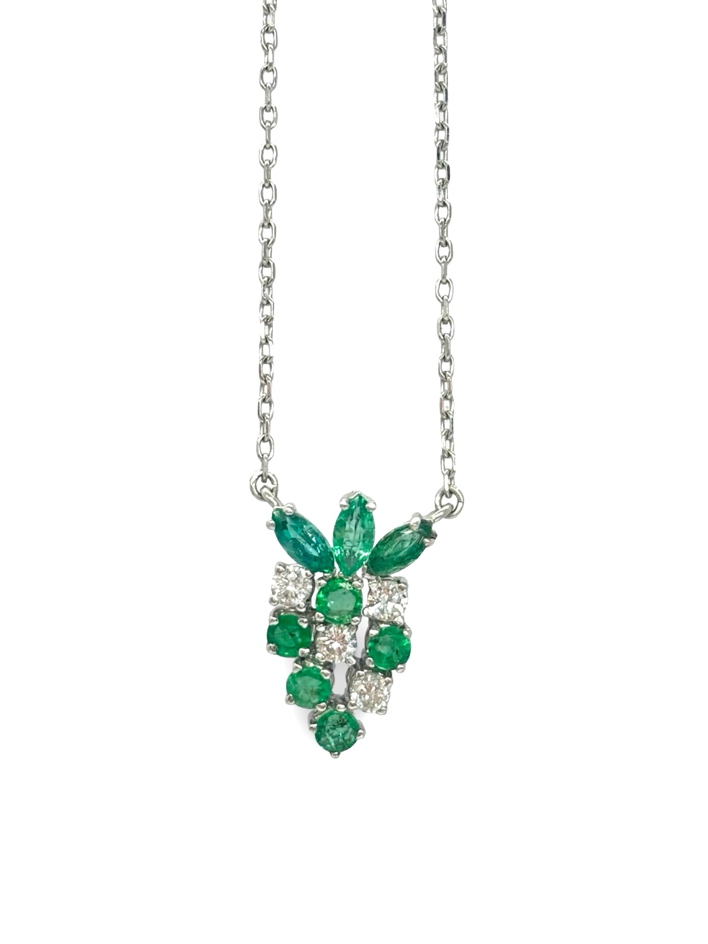 Collier en or blanc 18 carats serti d’émeraudes pour un poids total de 0,50 carat et de diamants totalisant 0,40 carat. Ce bijou précieux séduit par l’intensité du vert des émeraudes, sublimé par l’éclat des diamants. Son design élégant et intemporel en fait un collier idéal à porter au quotidien ou lors d’occasions spéciales. Il apporte une touche de raffinement et s’associe facilement à d’autres bijoux en or blanc.

